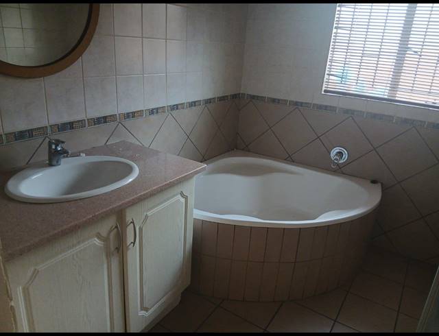 3 BEDROOM HOUSE FOR SALE IN THATCHFIELD ESTATE